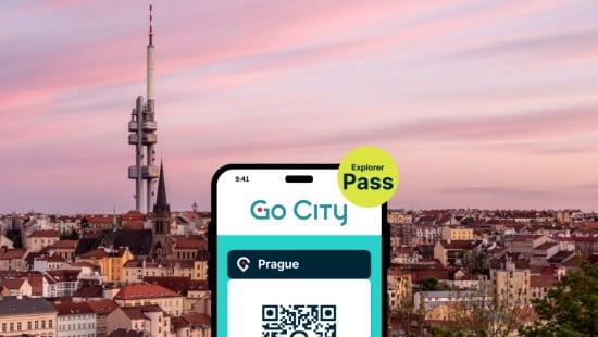 Veduta panoramica di Praga con in primo piano l'immagine di uno smartphone con il Pass Explorer di Go City