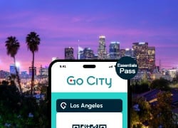 Logo del GoCity Essentials Pass Los Angeles sovrapposto a una vista panoramica notturna della città