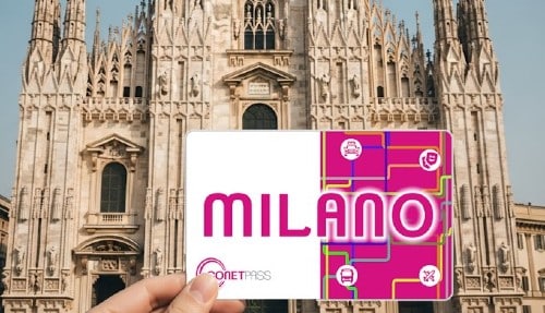 Milano Card, sullo sfondo il Duomo della città